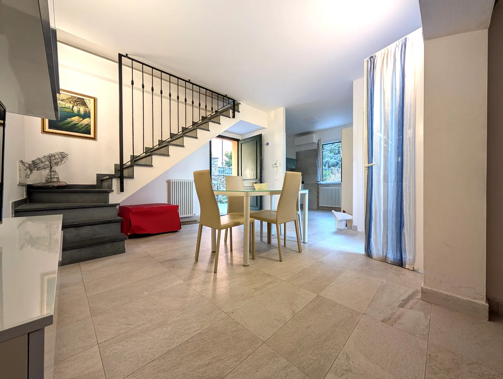 Living room and internal staircase in Mythos