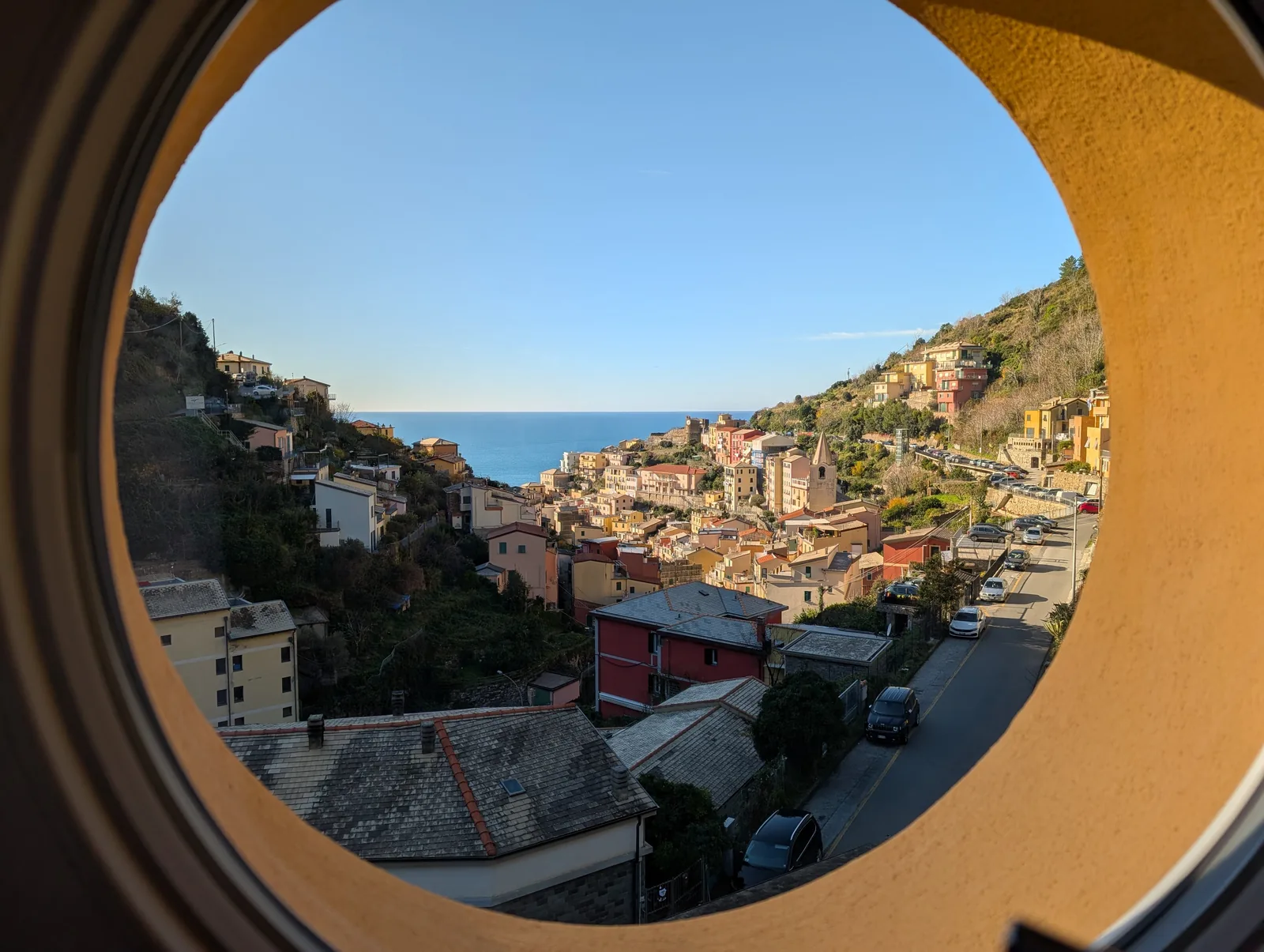 Il borgo e il mare, dall’oblò di Mythos.