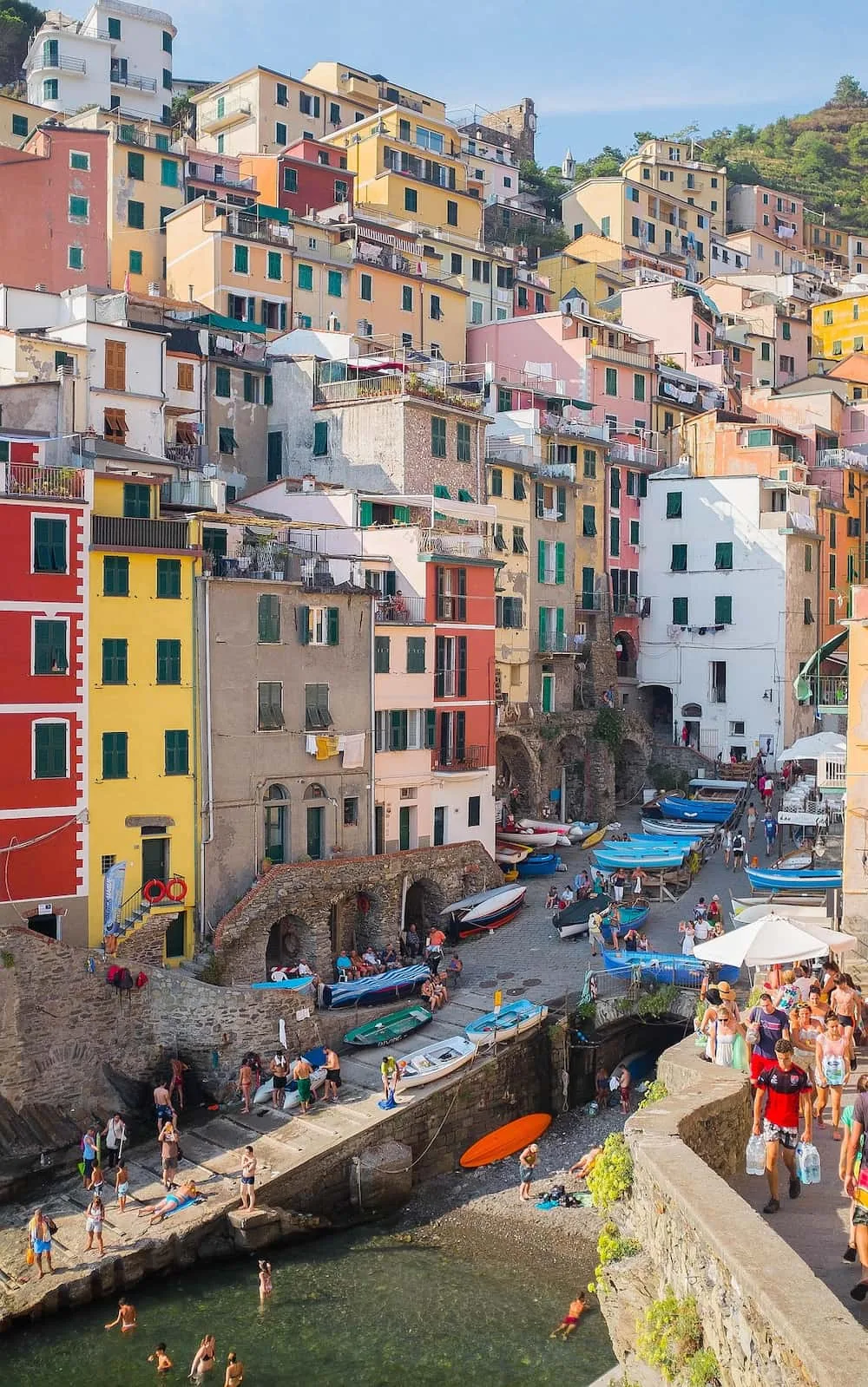 Le case colorate e le barche nella marina di Riomaggiore